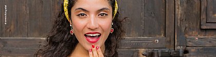 Messeplatz Online-Marketing. Bild zeigt lächelnde Frau