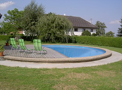 Überlaufbecken mit Holz Terrassse