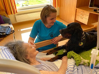 Michaela Frauenberger mit Therapiehund Loui und Seniorin