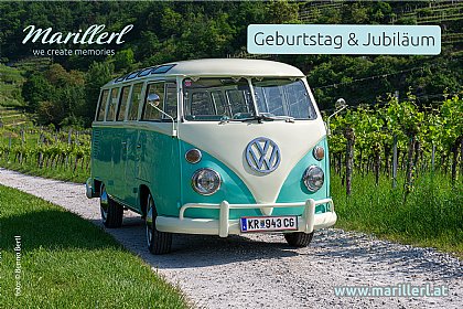 Bulli fährt auf einem Schotterweg