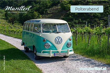 Bulli fährt auf einem Schotterweg