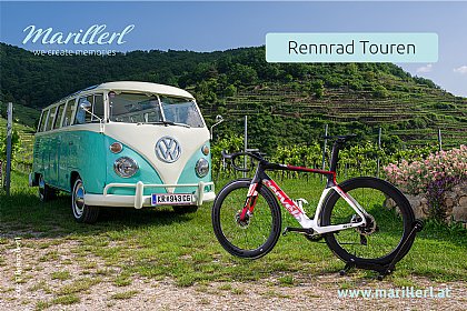 Mountain-Bike mit Bulli im Hintergrund