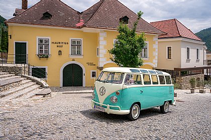 Bulli vor Haus - Fotoquelle: © Benno Bertl